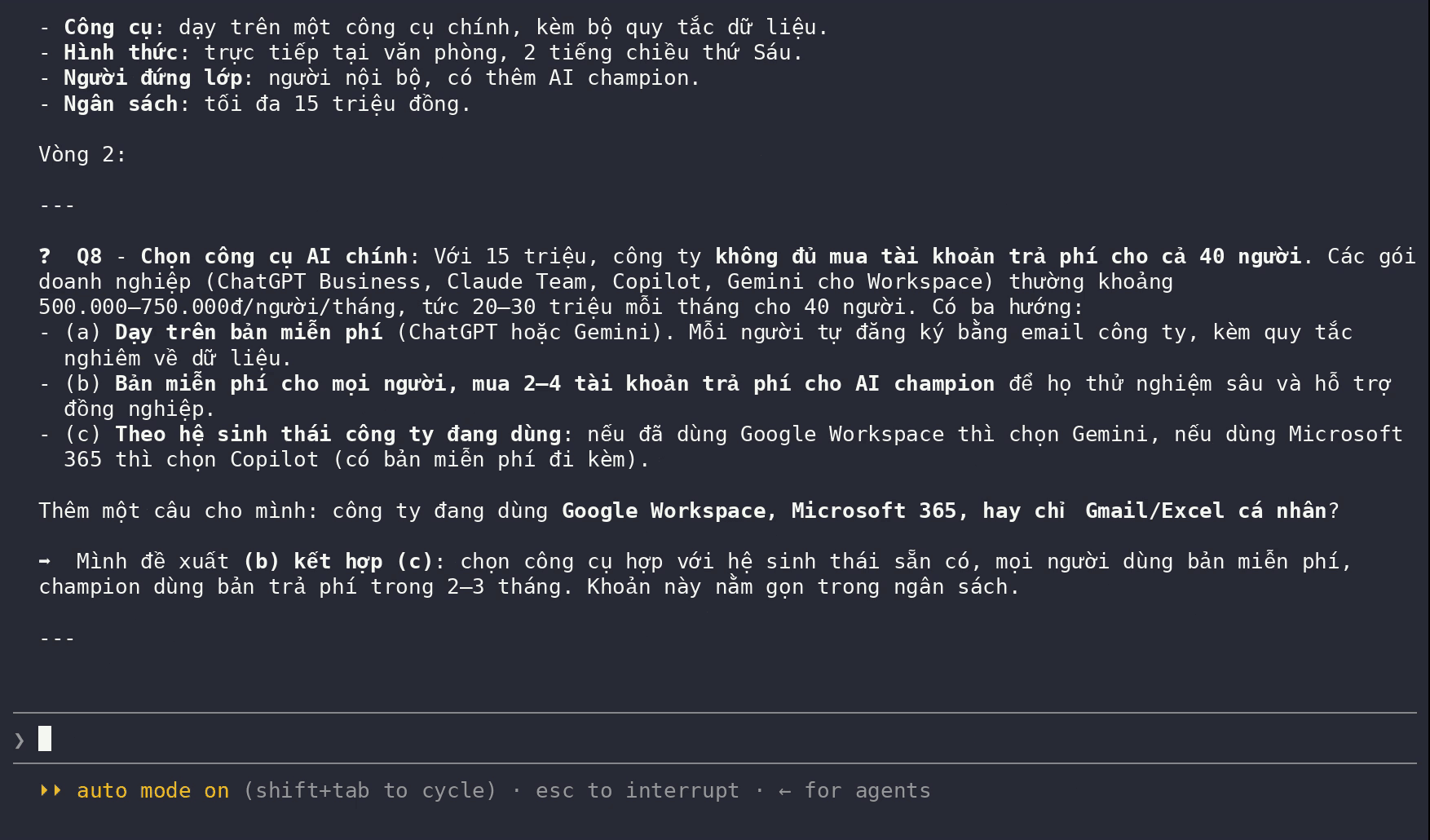 Terminal Claude Code, vòng hỏi thứ hai của skill grill-me: câu Q8 chọn công cụ AI khi 15 triệu không đủ mua tài khoản trả phí cho 40 người, kèm đề xuất