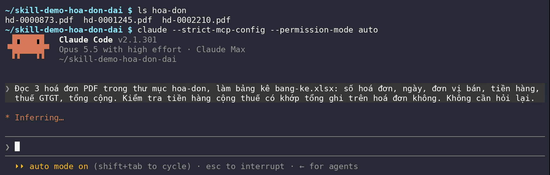 Phiên Claude Code thật: lệnh ls cho thấy 3 file hoá đơn PDF, rồi câu lệnh làm bảng kê và kiểm tổng